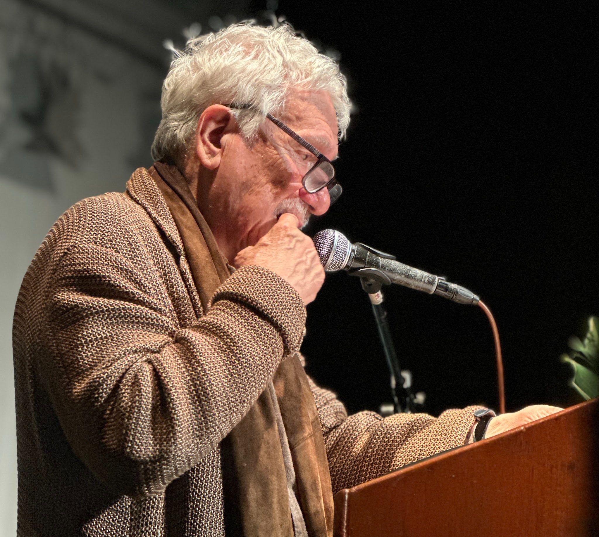 Juan Manuel Roca: «Me interesa escribir para sentir que no me he traicionado»